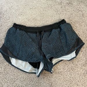 Lululemon Hotty Hot 2.5” Unique pattern Size 8